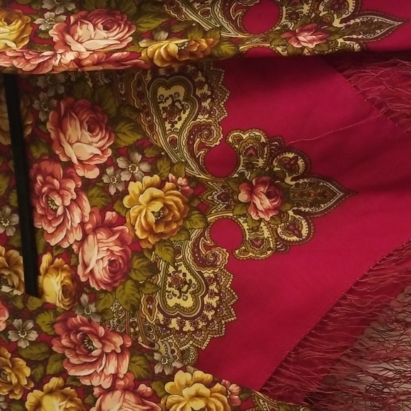 Gorgeous scarf/wrap - Picture 4 of 11